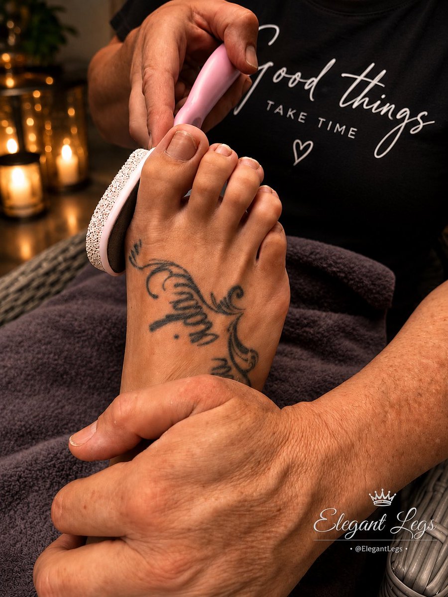 ElegantLegs80's tweet photo. Fresh pedicure, relaxed vibes and a little time just for me. ✨👣
The final look is worth the wait. 😉
#ElegantLegs #Pedicure #FootCare #SelfCare #Feet
#PrettyFeet #FootModel #BeautifulFeet #Relax
#SpaDay #PamperYourself #Wellness #Aesthetic
#LegModel #XCreator #OnlyFans https://t.co/3ITcC33v43
