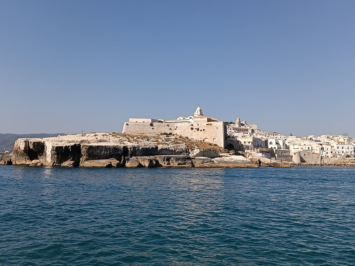 PaoloIraldi's tweet photo. "#Vieste, la remota, la perduta dal mondo, è laggiù, oltre gli ultimi scogli. Fra poco, piacendo al destino, ne vedremo l'ardito profilo."
(Antonio Beltramelli)
#7agosto2026 #Gargano #Puglia https://t.co/RVC1uNyJ2h