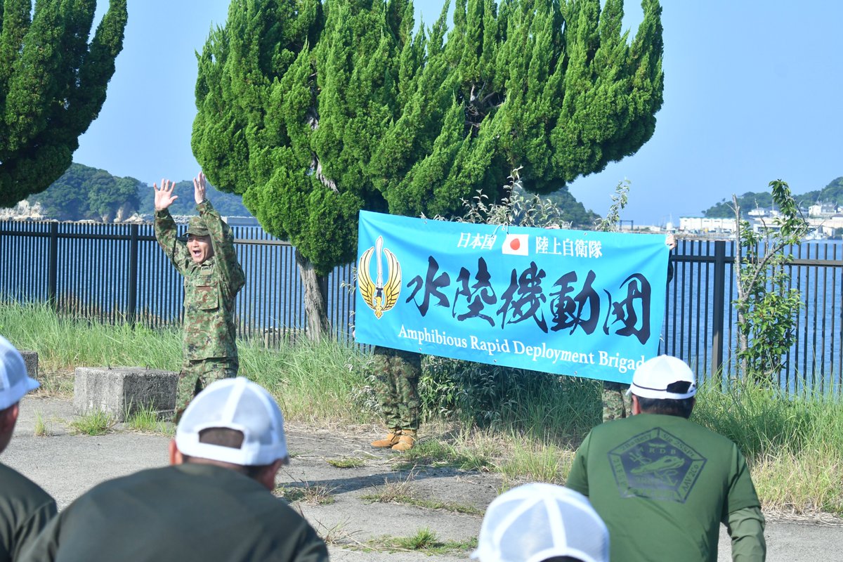 jgsdf_gcc_ardb's tweet photo. 【新隊員教育隊（遠泳）】
＃第２水陸機動連隊 新隊員教育隊は、相浦駐屯地ビーチにおいて水陸機動団の任務遂行能力向上に直結する遠泳訓練を実施しました。水陸機動団長の激励を受け、泳力の向上を図りました。連隊は引き続き連日の猛暑を克服しつつ水陸機動団の人的基盤の��靭化を図ります。
＃水陸機動団