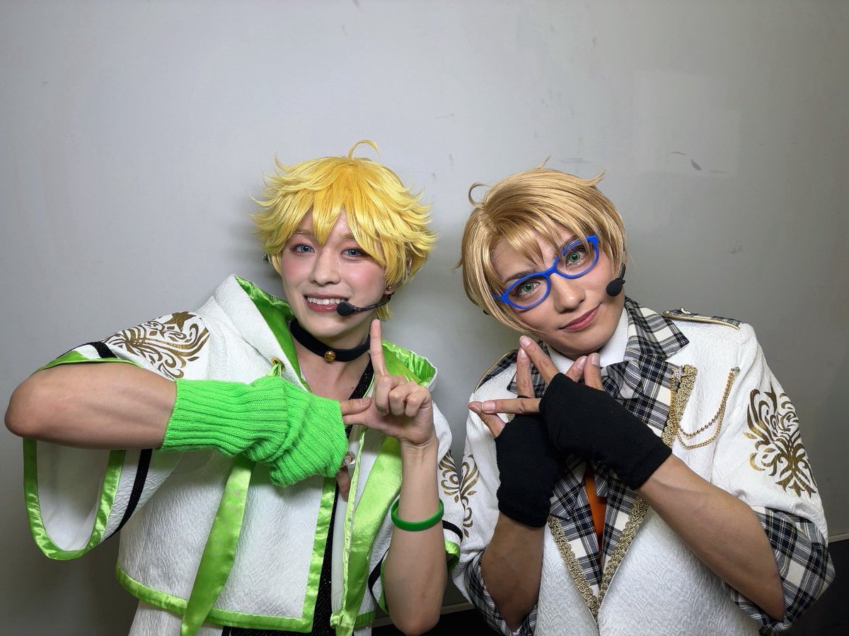 matsu1128's tweet photo. 『あんさんぶるスターズ！THE STAGE』
-10th Anniversary LIVE-

神奈川公演初日ありがとうございました。

プレアデスは個人的に大好きな曲なので歌うことができて嬉しいです！

春川くんと、思い出す特訓の日々🔥

#あんステ https://t.co/4xcmlV7uYN