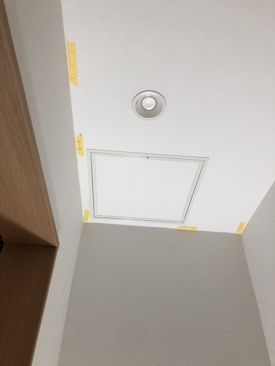 magicarchtec's tweet photo. あとからなんて配管無理なんて諦めないで。
一軒家なら天井裏の要所に点検口を追加すればいい。
自宅の床下を防塵マスクつけて這いずり回らないでどうする。
パケットが通るところをこんなに近くに感じる　それが愛でしょう https://t.co/mO2eQqR0xP