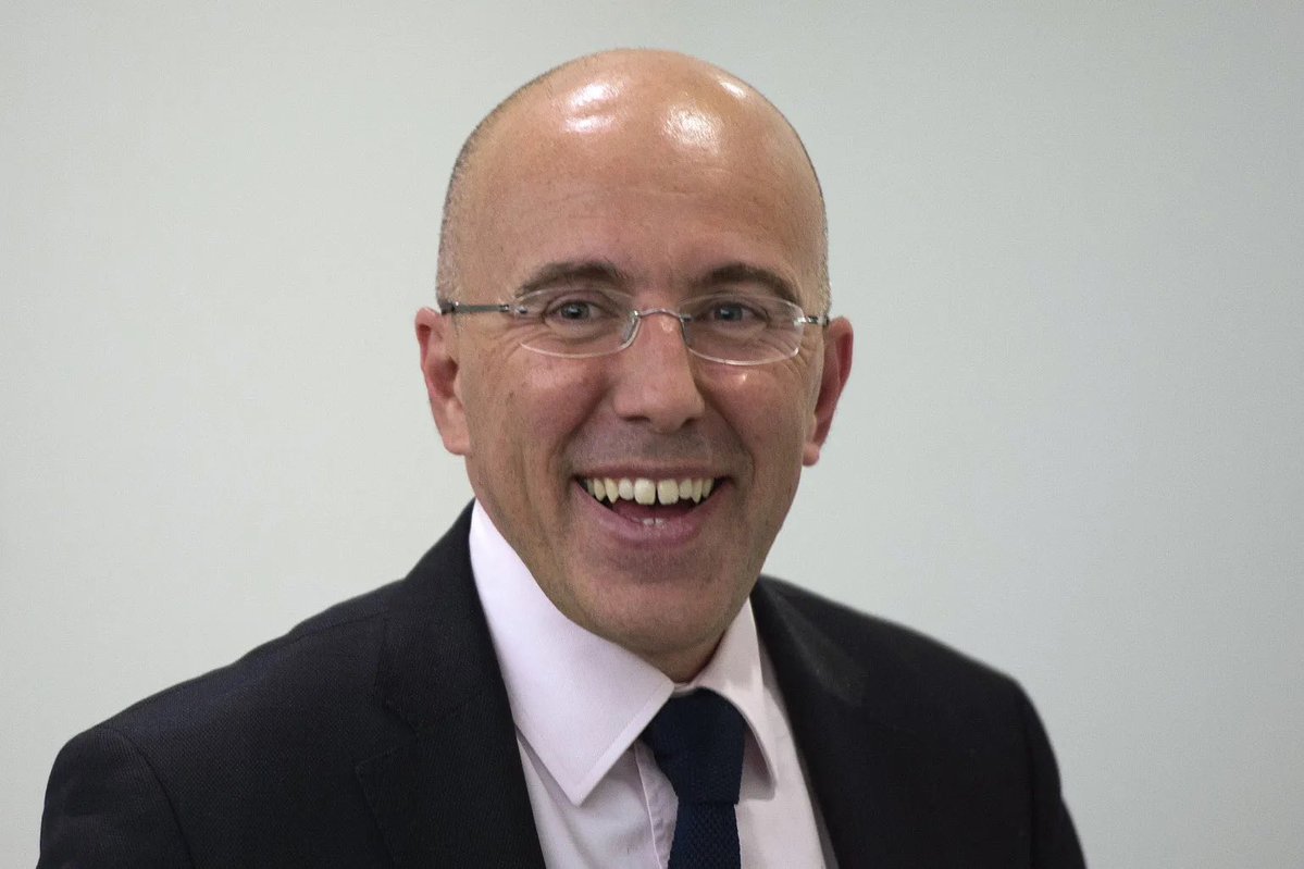 Lambdactu's tweet photo. 🇫🇷- Éric Ciotti met fin aux fournitures scolaires gratuites à Nice, jugeant le dispositif trop coûteux. 22 000 élèves en avaient bénéficié l’an dernier. 

Éric Ciotti coûte plus de 15 000 € par mois aux contribuables et est visé par plusieurs enquêtes pour détournement de fonds. https://t.co/OsfJ1RXmJG