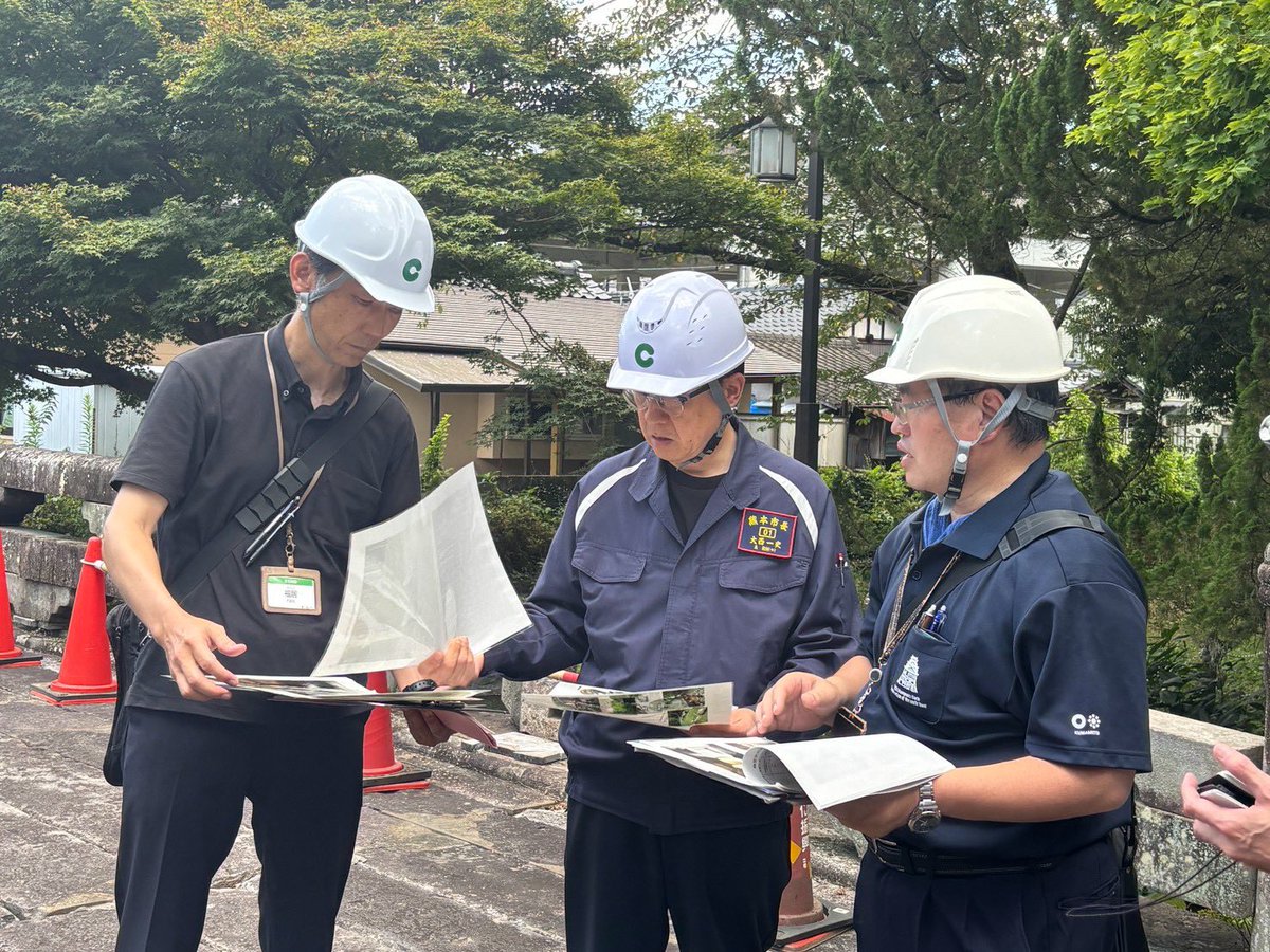 K_Onishi's tweet photo. 【被害は熊本城だけではありません】

国史跡「熊本藩主細川家墓所（妙解寺跡・北岡自然公園）」を視察しました。

崩れ落ちた築地塀、落下した石橋の欄干、倒れた灯籠、ずれた墓石など、現地を歩きながら、今回の地震が熊本の歴史や文化にも大きな傷跡を残したことを改めて実感しました。

今回の地震では、8月7日現在、市内の指定・登録文化財291件のうち55件で被害が確認されています。

細川家墓所をはじめ、釜尾古墳、小泉八雲熊本旧居、横井小楠記念館、大慈寺など、市内各地の貴重な文化財にも被害が及んでいます。

もちろん、被災された皆さんが一日も早く住まいや暮らしを取り戻せるよう全力を尽くすことが、私たちの最優先の使命です。

その上で、先人から受け継いできた熊本の歴史と文化を未来へ引き継いでいくことも、私たちの大切な責務です。

今後、専門家の皆さんのご意見も伺いながら詳細な調査を進め、文化財としての価値を損なうことのないよう、一つひとつ丁寧に復旧に取り組んでいきます。