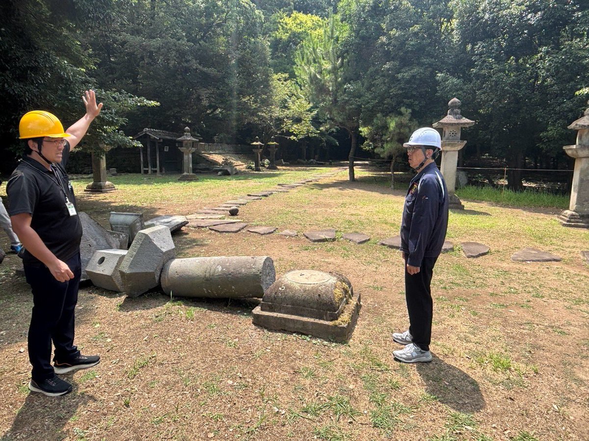 K_Onishi's tweet photo. 【被害は熊本城だけではありません】

国史跡「熊本藩主細川家墓所（妙解寺跡・北岡自然公園）」を視察しました。

崩れ落ちた築地塀、落下した石橋の欄干、倒れた灯籠、ずれた墓石など、現地を歩きながら、今回の地震が熊本の歴史や文化にも大きな傷跡を残したことを改めて実感しました。

今回の地震では、8月7日現在、市内の指定・登録文化財291件のうち55件で被害が確認されています。

細川家墓所をはじめ、釜尾古墳、小泉八雲熊本旧居、横井小楠記念館、大慈寺など、市内各地の貴重な文化財にも被害が及んでいます。

もちろん、被災された皆さんが一日も早く住まいや暮らしを取り戻せるよう全力を尽くすことが、私たちの最優先の使命です。

その上で、先人から受け継いできた熊本の歴史と文化を未来へ引き継いでいくことも、私たちの大切な責務です。

今後、専門家の皆さんのご意見も伺いながら詳細な調査を進め、文化財としての価値を損なうことのないよう、一つひとつ丁寧に復旧に取り組んでいきます。