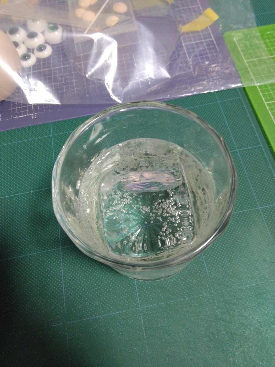 reamer_f's tweet photo. 4つに分けて50角の立方体に。
氷を撮りたいのに透明でよく見えないなど。 https://t.co/4aJ7roqu5u