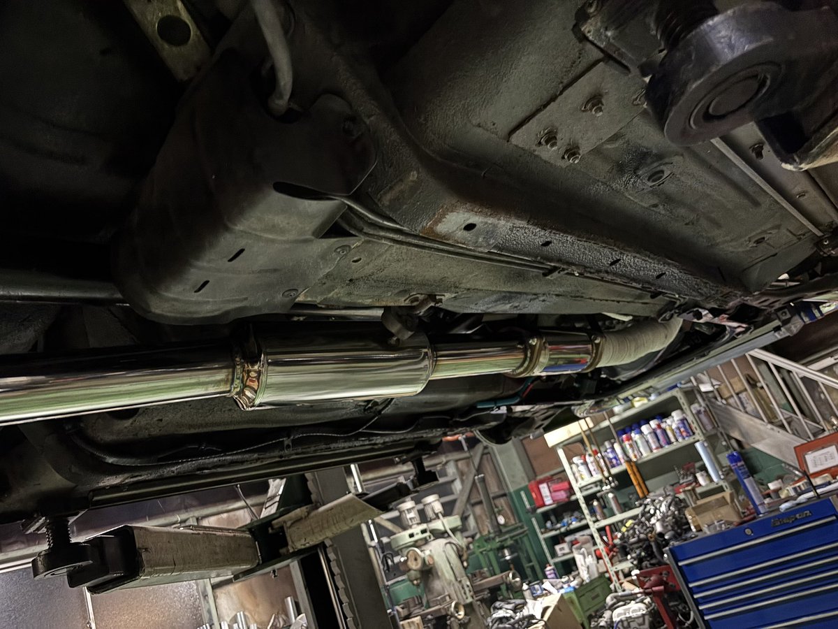okusho_924's tweet photo. ロータリーロードスター！
マフラー完成！
レスポンス最高！センターマフラー仕様に！いい音になってよかった！
ロケバニエアロに似合います！
早く走らせたいですね！！ https://t.co/TYNTKakYGe