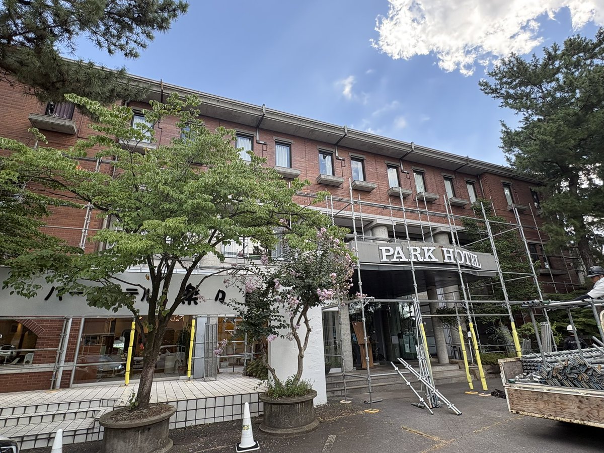 satorusekiguchi's tweet photo. 【倒産寸前ホテル再建計画44日目】

今朝から足場の解体作業始まりました。
これだけの量の足場を数時間で綺麗に撤去されてました。
職人さんの仕事には毎回驚かされます。
改めまして足場を組んでくださった佐藤社長ありがとうございます。
綺麗になったテラスで新しい事を始める際はまたお知らせいたします。

@kjrkotobuki