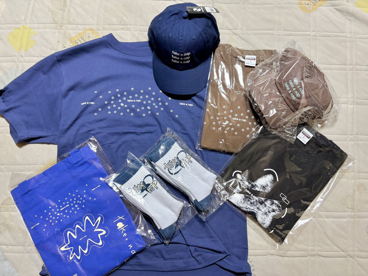 misuzulovely's tweet photo. Gyoshiちゃんのグッズが届いた~😆
普段は基本的に白い服は着ないので今回注文しなかったが
Gyoshiちゃんが着ている写真みていると可愛すぎて白いTシャツも追加注文しようか悩んでしまうꉂ🤣𐤔
#gyoshi #クラングルーラー #klangruler #takeanap #赤い月珈琲 #保護猫 #猫 https://t.co/mpiltlrenq