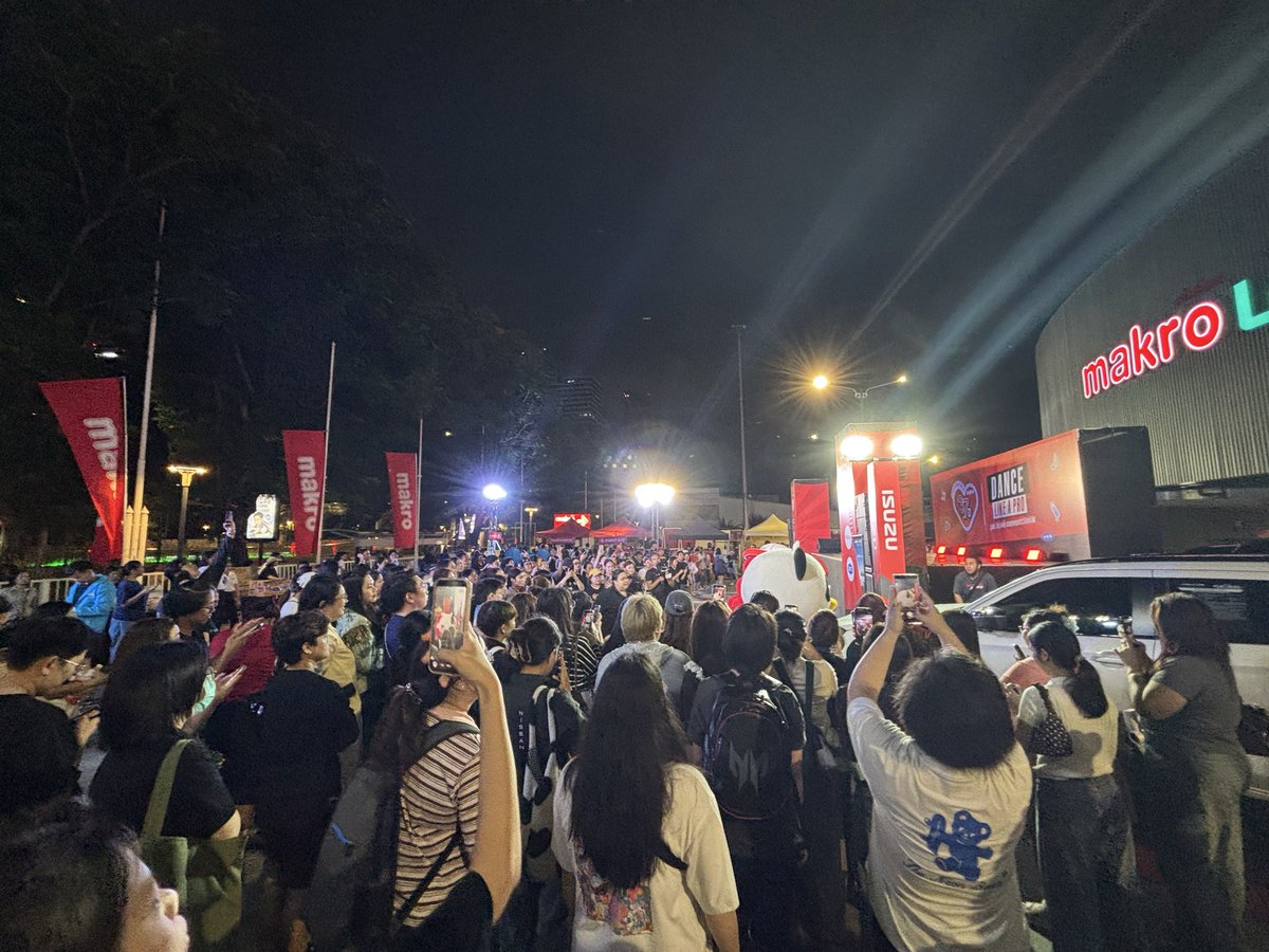 mykanphul's tweet photo. รวมพลลูน่า หลานแมสมากดาราตัวท็อป

LUNAR DANCE WITH ISUZU
#YuuchanxLunar
#Lunar https://t.co/8tWXnDnHh6
