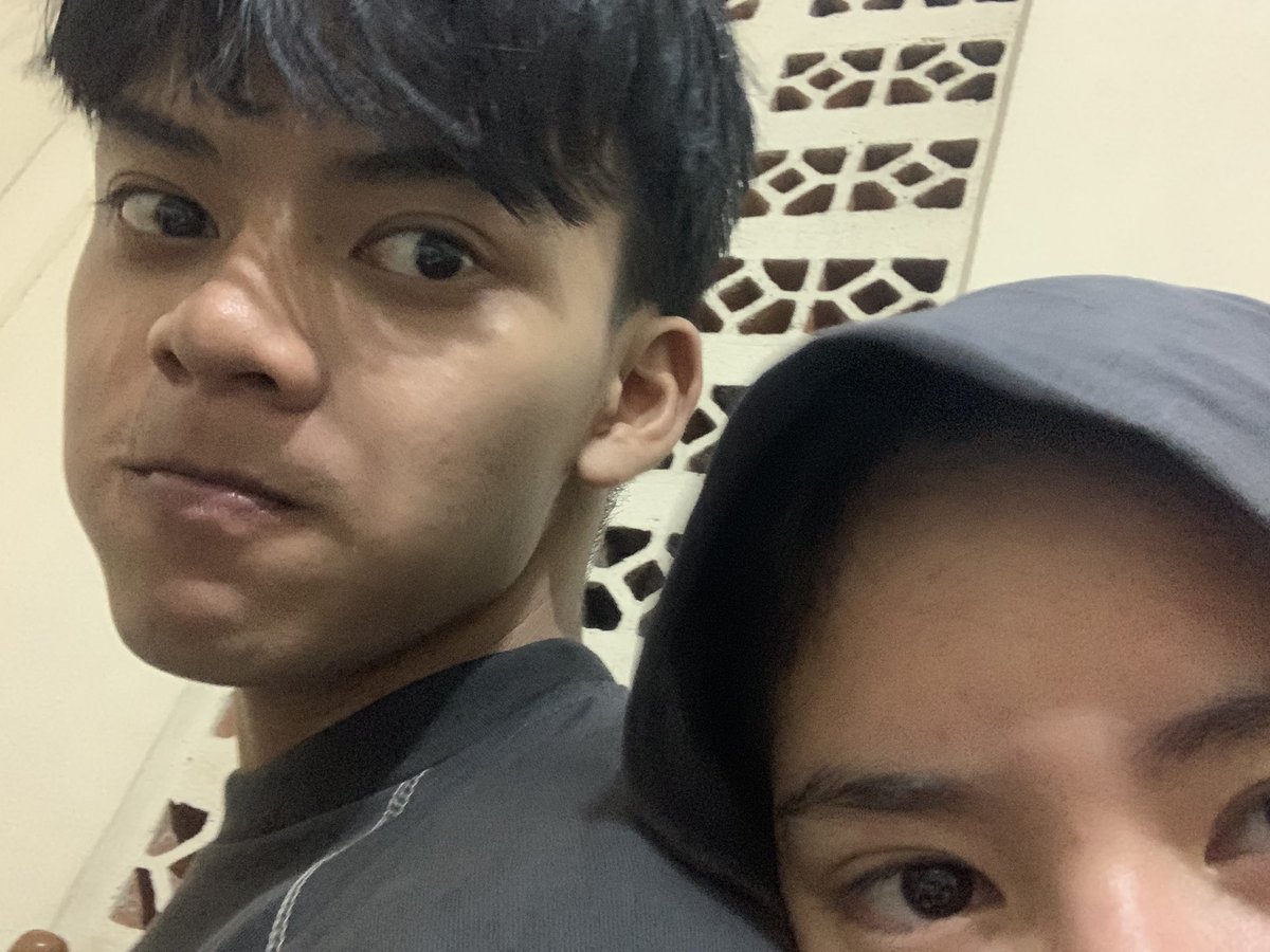 shinyahrg's tweet photo. How could i ever forget that you came to my house after i told you what hurt me the most during kepanitiaan? How could i ever forget that you hugged me while i was crying that night https://t.co/i3iEFqtRVQ