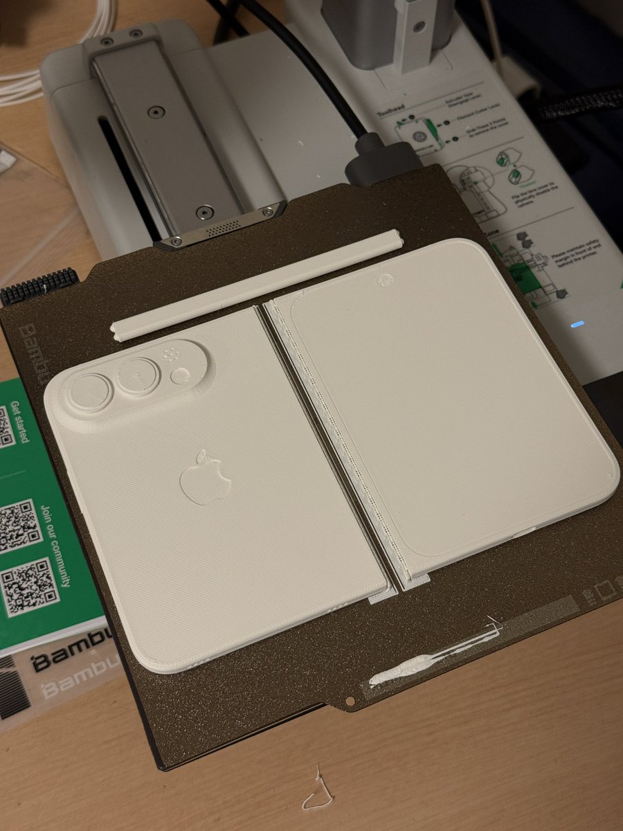 cairn42's tweet photo. 仕事から帰ってきたら3Dプリンタくんがおもちゃを作ってくれてるのが最近の楽しみ https://t.co/bf1dCGrdqg