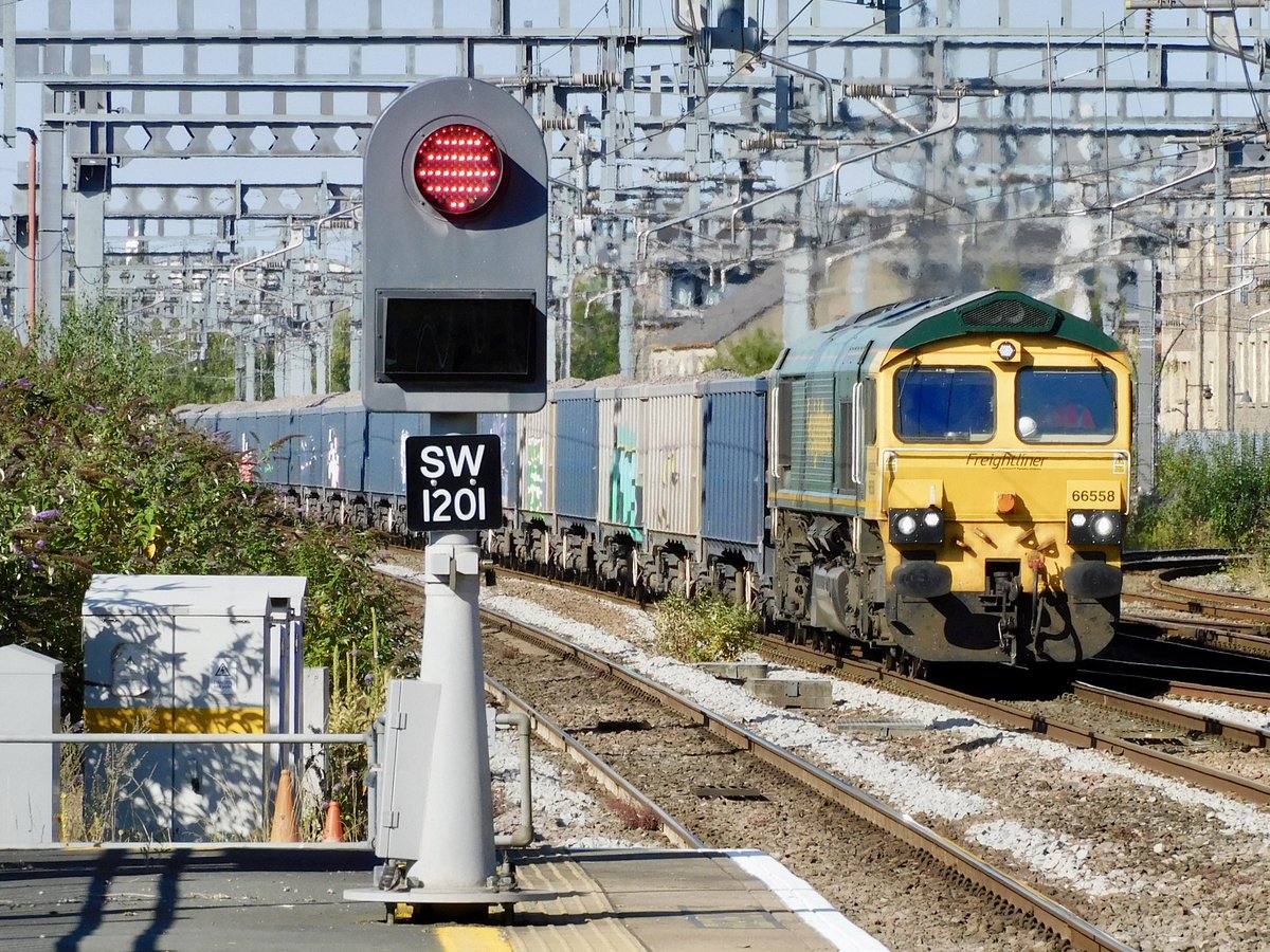 kingy69beard's tweet photo. #FreightFriday #Shedwatch , first day of summer holidays so off out on the rails!! First up 66558 rolls into Swindon with 6A16 Whatley Quarry F Liner Hh to Oxford Banbury Road (Flhh) https://t.co/jtPF4QSxiW