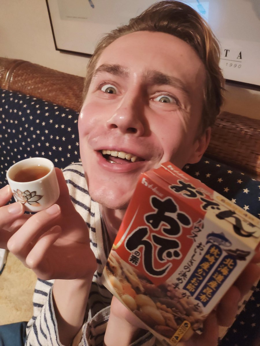 ArturGalata's tweet photo. 私があまりにも日本を推すので『おすすめの飲み物はなに？』と聞かれ『日本酒をおでんの汁で割ったもの』と答え、こちらの写真を送ったところ『その飲み物は合法？大丈夫？ぶっ飛ぶんじゃないの？』と聞かれたからちゃんと『ぶっ飛ぶしキマるしハマったらやめられない』って教えといた。 https://t.co/SaNaZy0chA