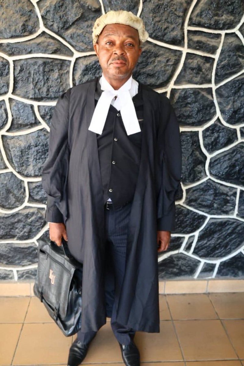 ekpe_stanley's tweet photo. This fake lawyer was arrested by EFCC and they found out that he received 7.5million naira and paid a real lawyer 1.5 million to represent the client in court😭😂😂😂 https://t.co/0ZgeLdV4AG