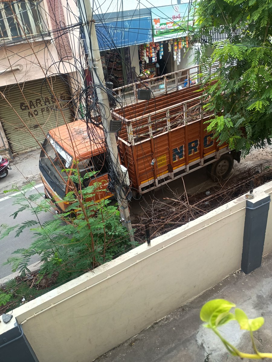 KDon_85's tweet photo. @tgspdcl @GHMCOnline @tgspdcl Dear AE Madam, Thank you for your swift action. Tree branches have been removed by the respective team. https://t.co/O4ZbhkF99c
