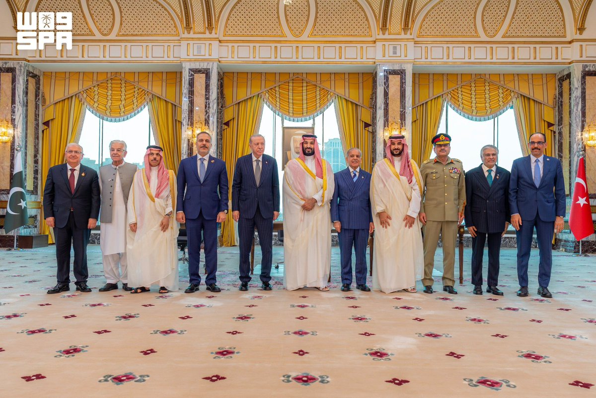 MUSTAHAM's tweet photo. #اتفاقيه_مكه_للدفاع_المشترك

من جوار الكعبة المشرفة 🕋🇸🇦🇹🇷🇵🇰

ثلاث دول إسلامية كبرى تجمعها اليوم شراكة دفاعية تعكس قوة الموقف ووحدة الصف

السعودية وتركيا وباكستان
ثقل سياسي وقوة عسكرية وتحالف يرسم ملامح مرحلة جديدة 💚 https://t.co/hnUPcYBwr0