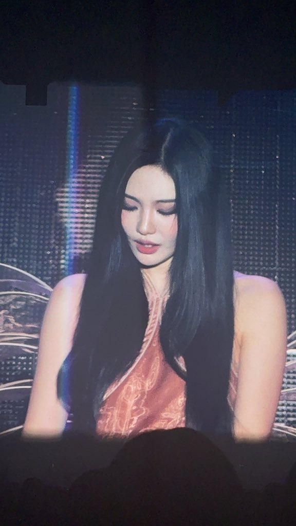 xiaomaobk's tweet photo. L’association entre le timbre oriental et la pop moderne confère à Solo4 une esthétique musicale originale propre uniquement à Ningning

NINGNING SOLO4
#NINGNING_NewSolo #NINGNING https://t.co/3HKMlQWWXp