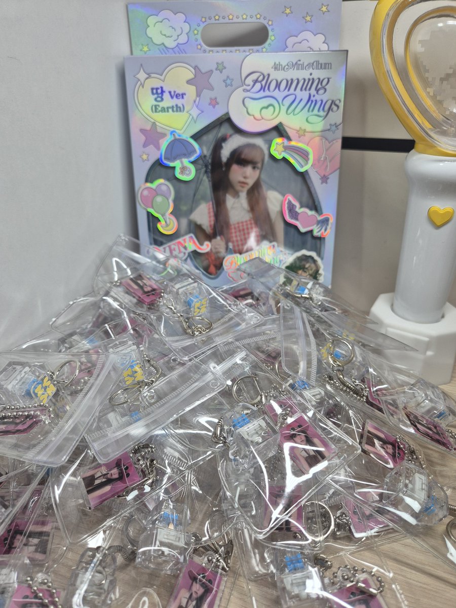 caratjigumi's tweet photo. 2026 YENA ENCORE LIVE [네모로부터 시작된, 잡힐 듯 말 듯 한 이세계 : 극장판]
무료나눔 🪽

예나 키캡키링 , 아크릴키링 나눔 준비완료! 📋

예나의 첫 앙콘인만큼 열심히 준비했습니다! 많은관심부탁드립니다! 🌍

자세한 내용은 @caratjigumi 게시물 참고해주세요!

#예나 #앙콘 #무료나눔 #yena https://t.co/uXTTTEylx4