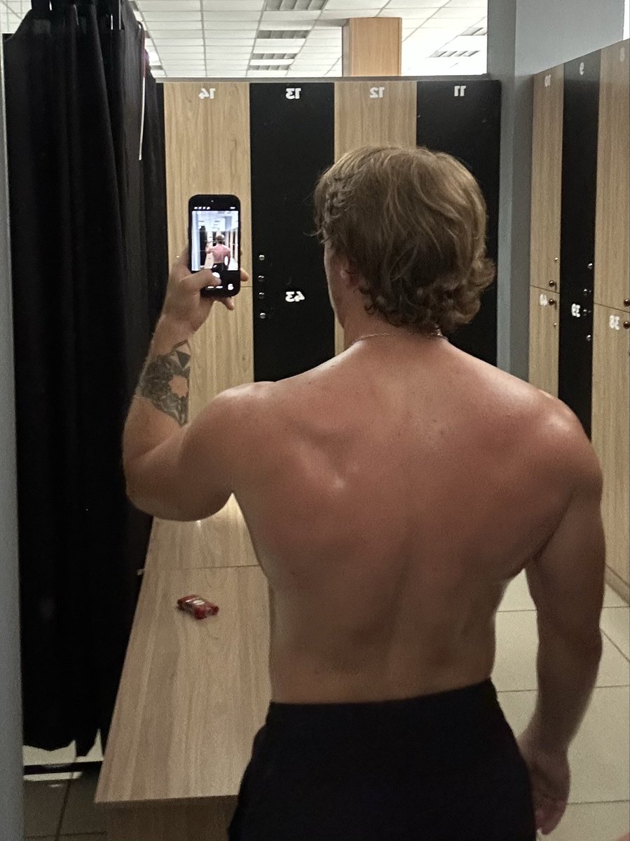 rootb36's tweet photo. Може якесь тату зробити на спині?
#хтивапятниця #sexyfriday https://t.co/BKFlF3eIOz