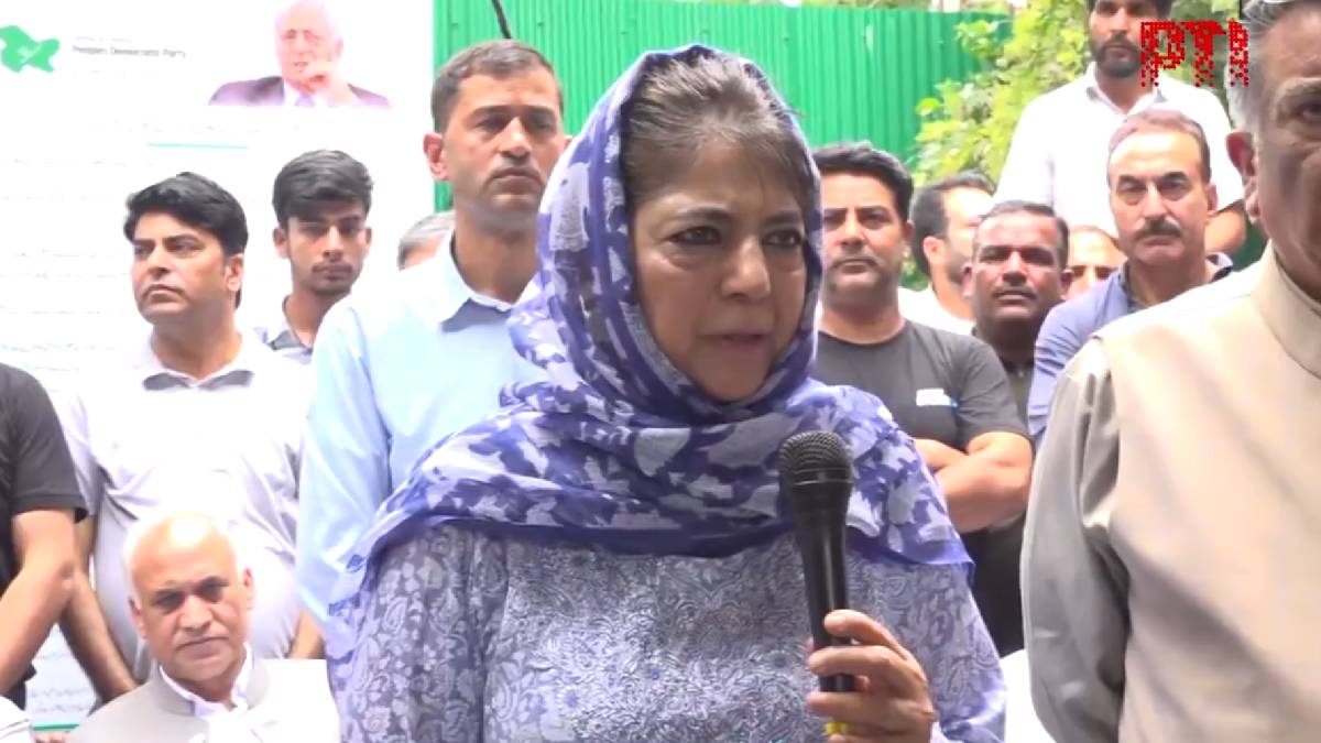 SaptashwaTV's tweet photo. Mehbooba Mufti Slams FIR Over Article 370 Protest, Says Debate Has Been Criminalised

https://t.co/MQ5QL13UkZ

#MehboobaMufti #IltijaMufti #Article370 #Article35A #PDP #Srinagar #JammuAndKashmir #BreakingNews #IndiaPolitics #KashmirNews https://t.co/UHwJk0kh9D