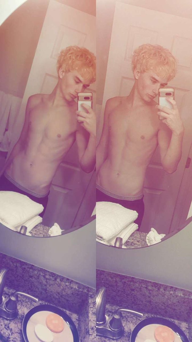 hellokittypjz's tweet photo. who am i using infront of this mirror https://t.co/CroYyOW0hY