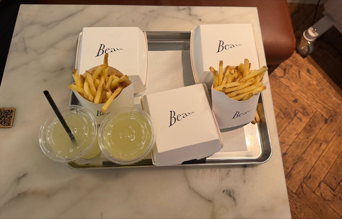 gigitrde's tweet photo. Ma commande pendant que a coter de moi des enfants d’émiratis ont commander à emporter ( parce que oui ils vont pas manger sur place avec nous les pauvres) les nuggets caviar à 80€ https://t.co/SwP6WSJccT