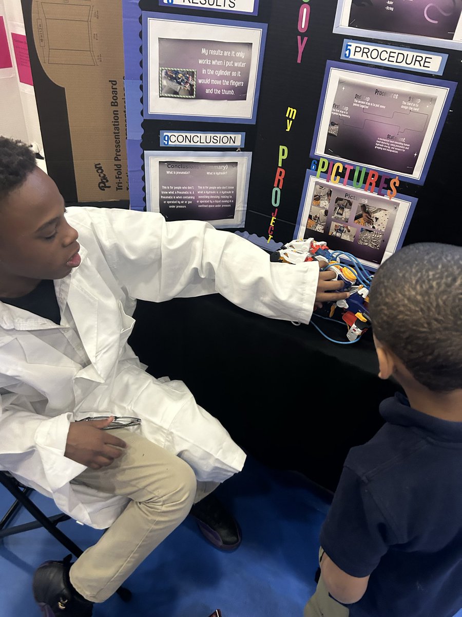LilMsPrince's tweet photo. Children learn best from each other. Check out our JA students teaching the EA students about their STEM Fair projects. 🥼👩‍🔬👨‍🔬
#FPCSWD
#FriendshipsJourneyto30 
#OneFriendship
#AspireMore
@FPCS_Woodridge
@FriendshipPCS https://t.co/PswldqyMAE