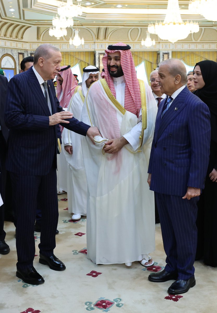 dogagunce's tweet photo. Mekke Anlaşması... 

Son yılların en kritik imzalarından biri Mekke'de atıldı. Türkiye, Pakistan ve Suudi Arabistan arasında kurulan savunma ittifakı, askeri iş birliğinin ötesinde; siyasi, ekonomik ve stratejik dengeleri değiştirecek yeni bir güç ekseninin habercisi. https://t.co/Dm6Expaq89
