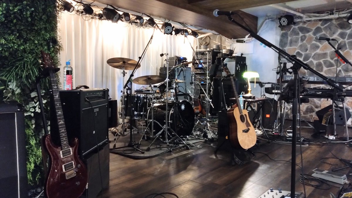 glad_lgm's tweet photo. 今日は、青いガーネットのワンマンへ。
GARNET CROW の曲とオリジナル、心地よい歌声をバンド編成で。
仕事終わりの楽しいひとときだった。
A型ピカソさんもO型思希ちゃんも可愛い。
#青いガーネット
#HiddenLibrary
#代々木LODGE https://t.co/7J7BHXL2Cc