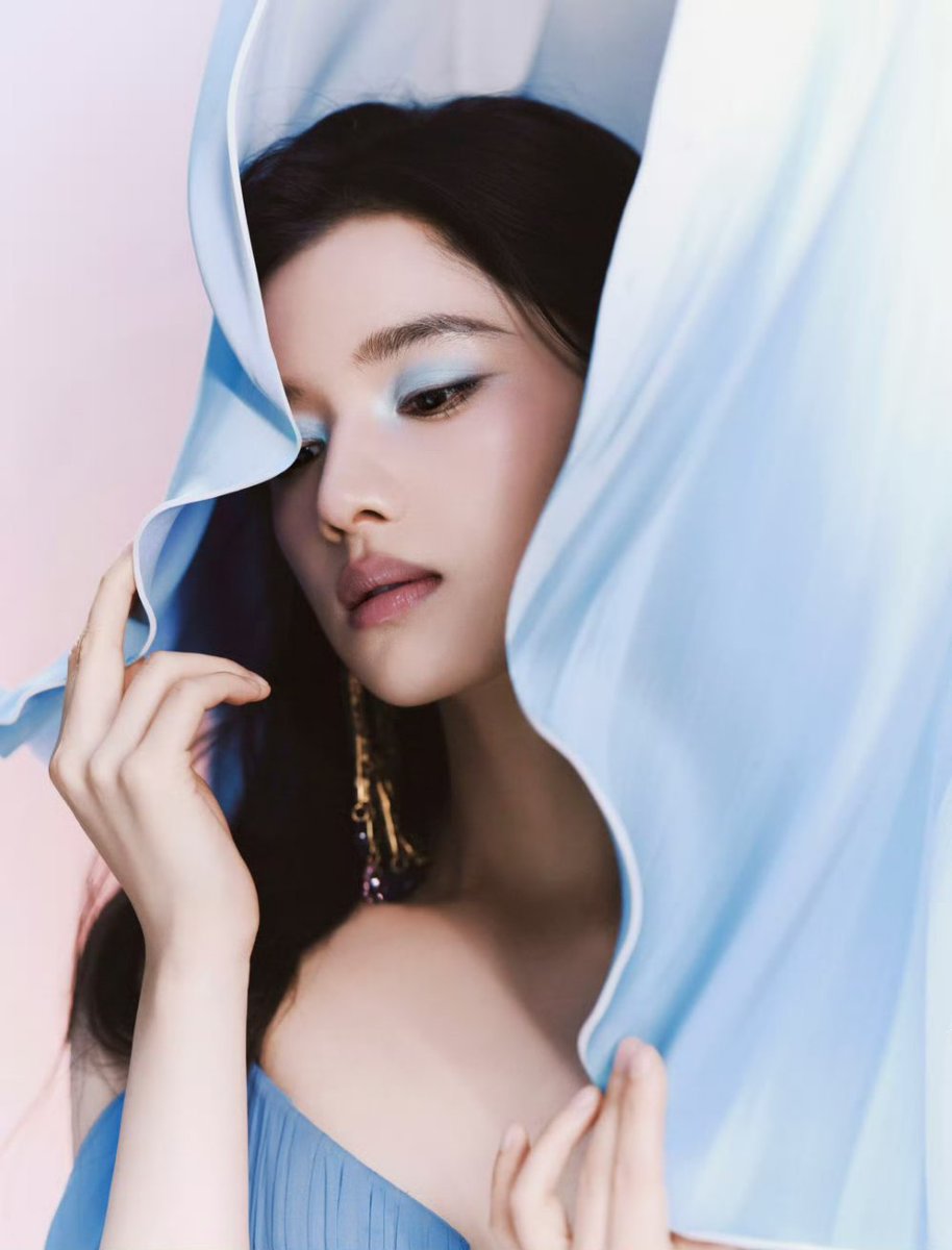 whisperbuds's tweet photo. eye makeup yeri mengingatkan gue sama looks jingyi yang super cantik ini, ciwi ciwi akuuu🥹🥹🩵 https://t.co/V4V3dG9nf6