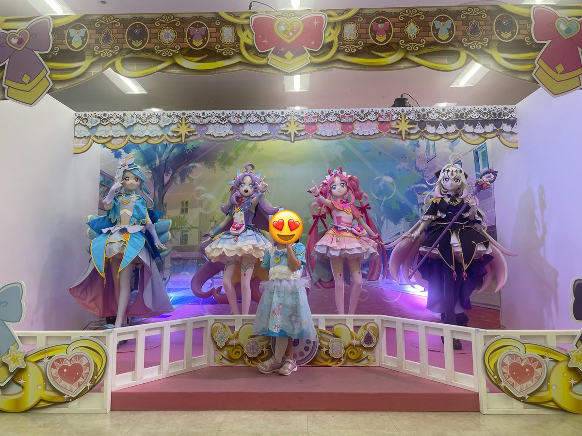 xhuozai's tweet photo. 名探偵プリキュアはなまるかいけつフェスティバル！いつのまにかエクレールに推し変していた我が子、ハイタッチでファンサもらい、謎解きもできて満足そうだった。父は探していたマジェスティの変身口上アクキー入手！ https://t.co/Fuzxz1NGty