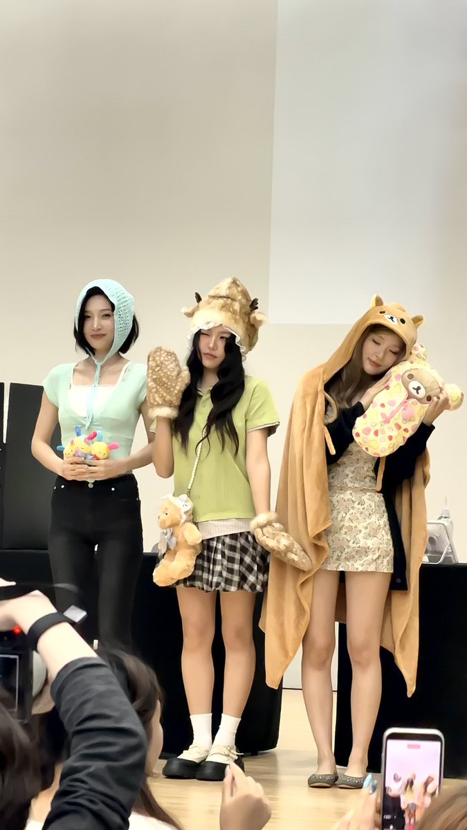 tonium_1246's tweet photo. 레드벨벳 베리즈 슴스토어 팬싸
260807 Berriz &amp; Smstore FS Red velvet

#아이린 #슬기 #웬디 #조이 #예리 #팬싸 #레드벨벳 https://t.co/ShzPfJzt0D