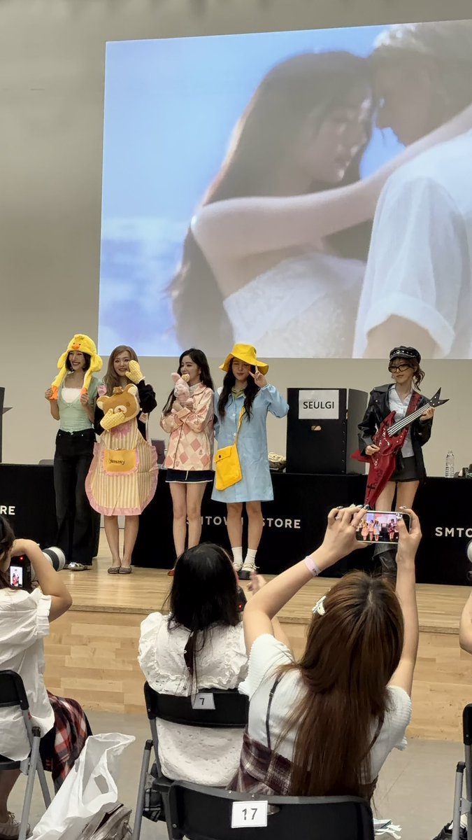 seurrene_'s tweet photo. WHAT'S HAPPENING HERE 😭😭😭😭😭😭😭😭😭 https://t.co/JA57OUpH6L