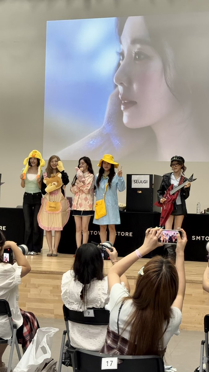 seurrene_'s tweet photo. WHAT'S HAPPENING HERE 😭😭😭😭😭😭😭😭😭 https://t.co/JA57OUpH6L