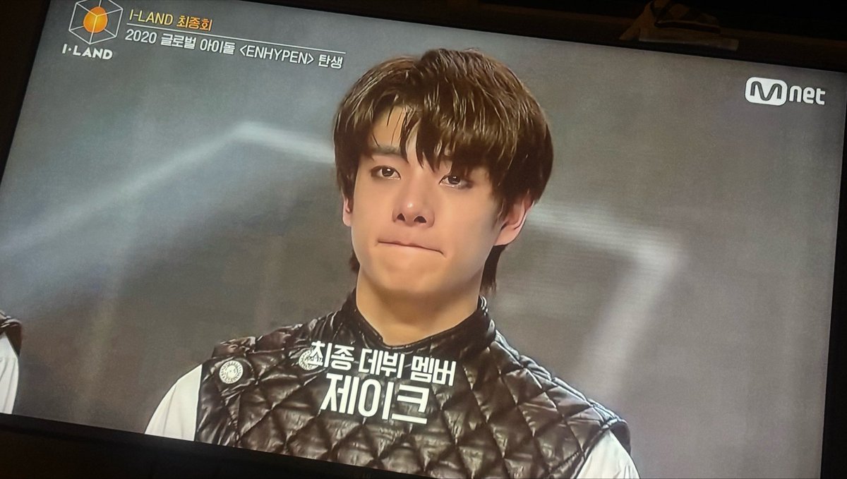 forever_jake02's tweet photo. 아  아까오랜만에아랜보다가 우리집똥개울어서 마스카라 다번진거보고 진짜푸하하하웃음 https://t.co/WDbPd5WRj2