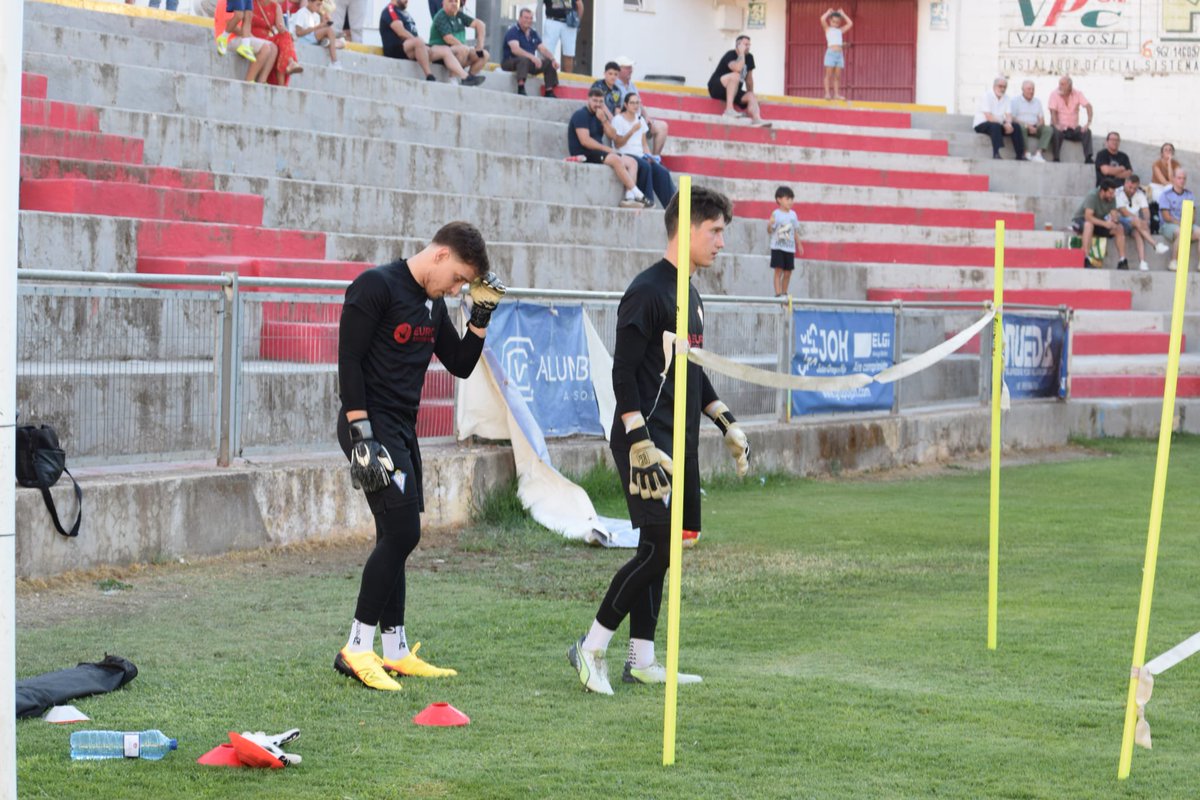 CPVillarrobledo's tweet photo. 💪🧤 ¡Así de bien trabajan con esfuerzo y muchas ganas de seguir mejorando  nuestros porteros!
Bajo las órdenes de nuestro preparador, Álvaro Castillo, nuestros guardametas continúan creciendo día a día con sesiones intensas, exigentes y de máxima calidad. https://t.co/fhiSNDNqTx