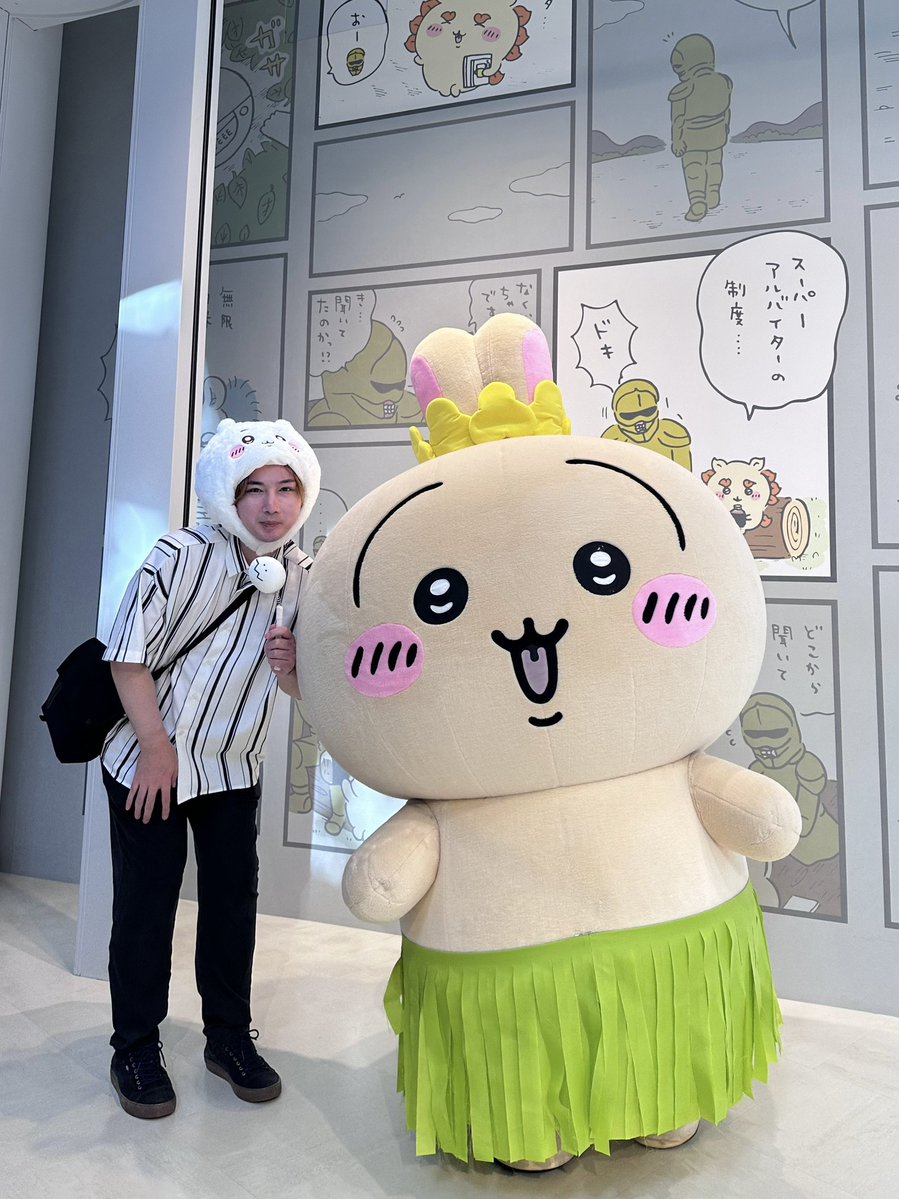 karasumamiyuki's tweet photo. ちいかわと草むしり検定の勉強してうさぎとセイレーンと写真とる楽しげなおじさん https://t.co/YfAkxgANOO