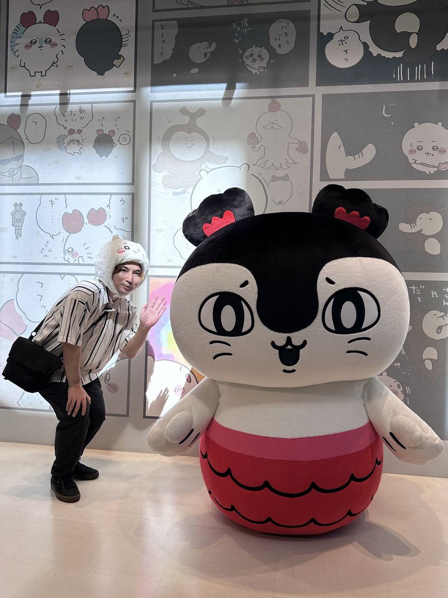 karasumamiyuki's tweet photo. ちいかわと草むしり検定の勉強してうさぎとセイレーンと写真とる楽しげなおじさん https://t.co/YfAkxgANOO