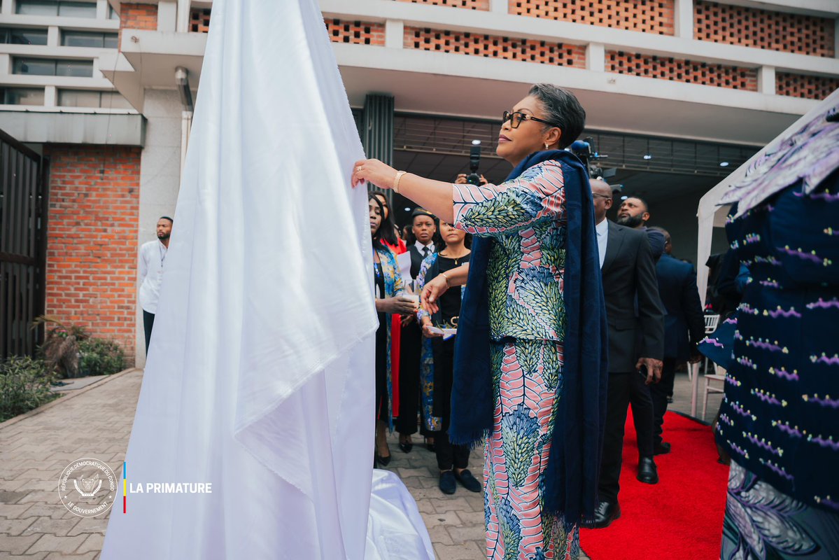PrimatureRDC's tweet photo. #RDCongo #JIFA2026 #LeadershipFéminin
6 août 2026 | La Première Ministre, Cheffe du Gouvernement, Judith Suminwa Tuluka, a pris part à la 4ᵉ édition de la Journée Internationale de la Femme Africaine (JIFA), consacrée à la promotion du leadership féminin et à l’évaluation des avancées de la parité en RDCongo.

• Hommage aux pionnières de la parité et du processus de paix
• Plaidoyer pour un meilleur accès des femmes aux postes de décision
• Valorisation de la contribution des femmes à la paix, à la gouvernance et au développement économique
• Distinction de dix pionnières engagées pour l’égalité des genres

La Cheffe du Gouvernement a réaffirmé l’engagement du Gouvernement Suminwa à renforcer les mécanismes favorisant une participation accrue des femmes aux instances de décision et à faire du leadership féminin un levier stratégique pour le développement de la RDCongo.