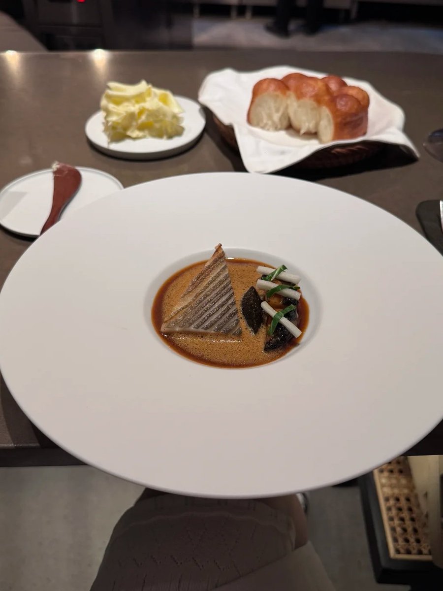 AccariaLouis's tweet photo. Freshly baked brioche with a delicious sauce—it completely cured my fatigue today
#Michelin https://t.co/hqNA7jkZUO