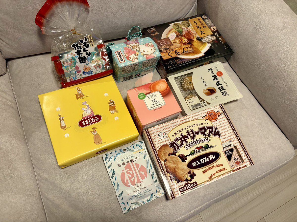 moca_moca37's tweet photo. うちのパパ出張行くとお土産たくさん買ってきてくれる🤍🤍 https://t.co/YjqKE2Wpbv