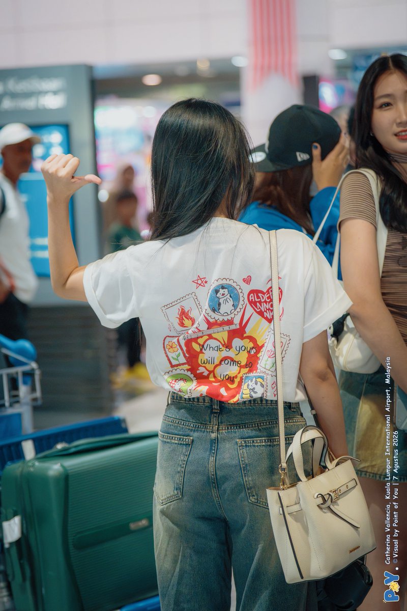 _pointofyou's tweet photo. “𝘞𝘩𝘢𝘵’𝘴 𝘺𝘰𝘶𝘳𝘴 𝘸𝘪𝘭𝘭 𝘤𝘰𝘮𝘦 𝘵𝘰 𝘺𝘰𝘶”

Jadi siapa yang udah beli baju tanda orang chill ini guys? #DiesVenErine

- @CErine_JKT48 

#PointofYou #CatherinaVallencia #ERINE https://t.co/AhfBZB1bAl