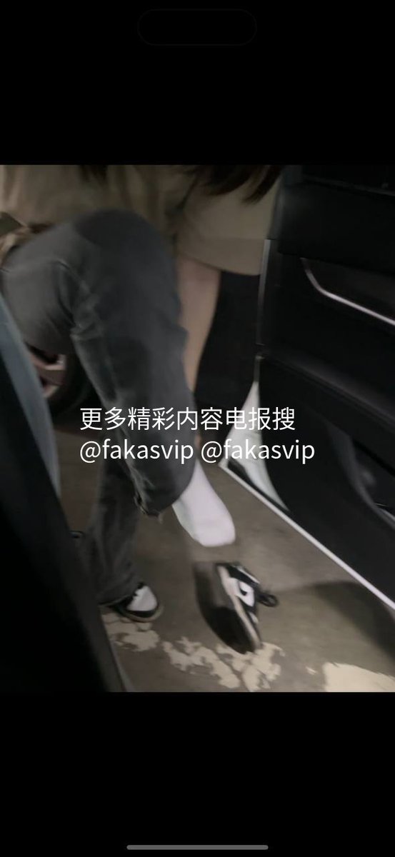 FootTraceDaily's tweet photo. 原创视频超级刺激！素人女神穿着限量熊猫Dunk，在地下停车场脱鞋…
把自己穿了一周的白袜展示出来，热气腾腾，酸甜脚香扑鼻…
👟📷 #熊猫dunk #汗臭白袜 #停车场足交 #素人女神 #当众套鸡 #熊猫Dunk原味
更多精彩内容进电报群观看 https://t.co/pdkdcjmUr1 https://t.co/87i9JT2wQm