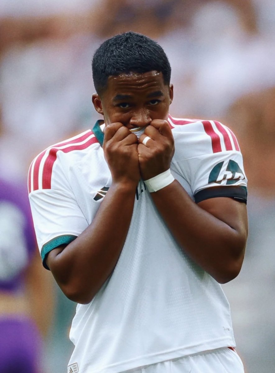 michelltac's tweet photo. 🚨 ARSENAL PUSHES FOR ENDRICK! CONTACT WITH REAL MADRID 💣🔴⚪️

📄 The future of the Brazilian striker enters a decisive phase. After Fenerbahçe's interest, now Mikel Arteta's Arsenal has formally approached Real Madrid to explore the possibility of signing Endrick.

♟️ KEY POINTS OF THE NEGOTIATION:

📌 1. Arsenal's desired formula:

The London club has requested a one-year loan, but wants to include an option to buy at the end of the season.

The Gunners are looking to bolster their attack with a young and explosive player, guaranteeing him playing time in the Premier League and the Champions League.

📌 2. Real Madrid's stance:

At the Bernabéu, the priority remains freeing up salary space to finalize their transfer activity.

Although those at Valdebebas would prefer to maintain future control of the player or receive a high transfer fee (like the Turkish option), the board is pleased with the possibility of a loan to a top European club that would cover his full salary.

📌 3. The player's decision:

Endrick and his representatives are evaluating the sporting project. Playing at the Emirates Stadium under Arteta is a highly attractive proposition compared to other alternatives.

⏳ The transfer market is heating up. The next few hours will be key to seeing if Real Madrid accepts the purchase option or demands a straight loan. 🚀⚪️

Here it is! 🔥