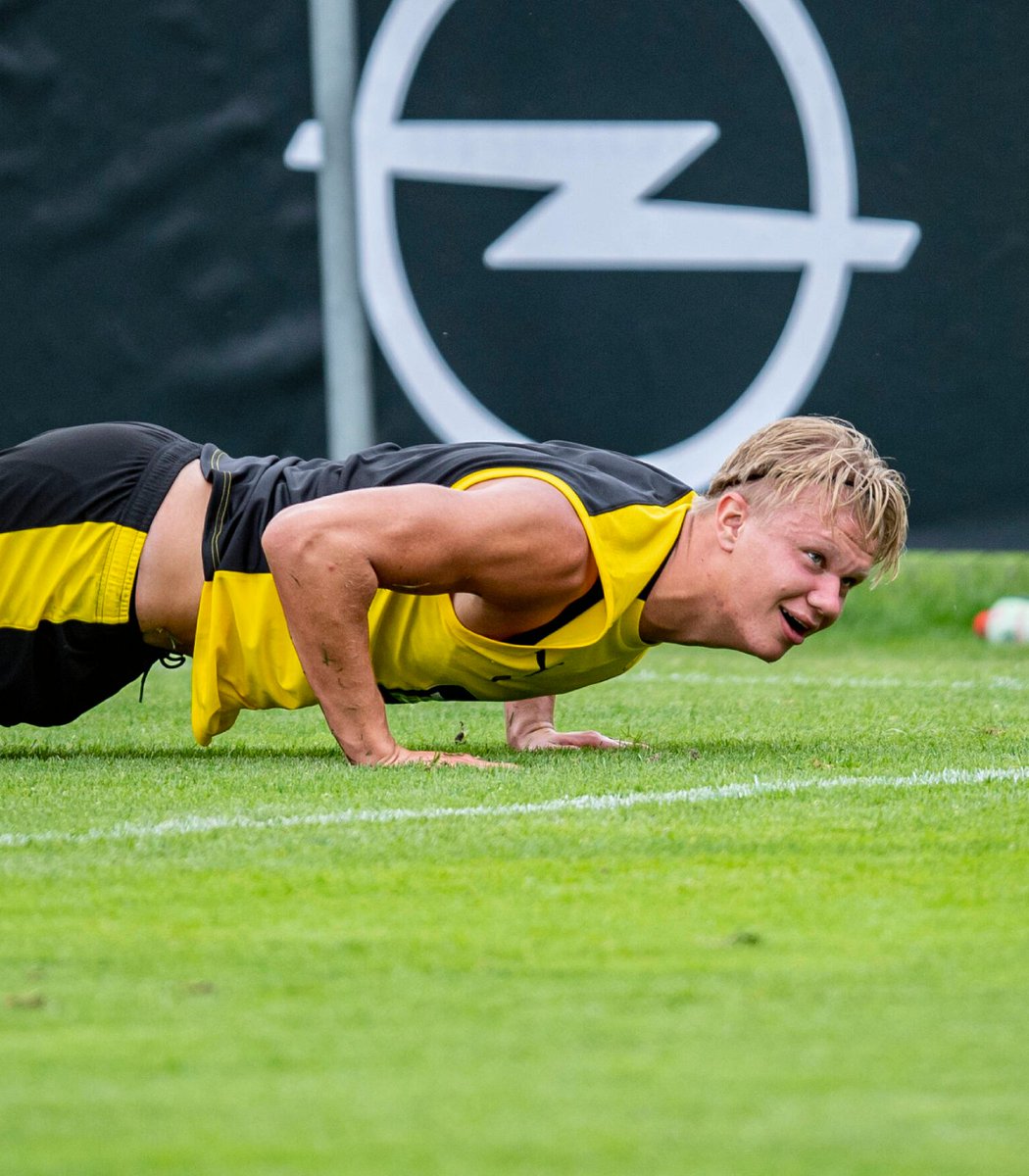 pubity's tweet photo. Tom Holland’s favorite workout for Spider-Man is the “Cindy” benchmark,  where you do as many rounds as possible in 20 minutes of 5 pull-ups, 10 push-ups and 15 squats.

His personal best is 27 rounds. https://t.co/uyVwKTpdF6