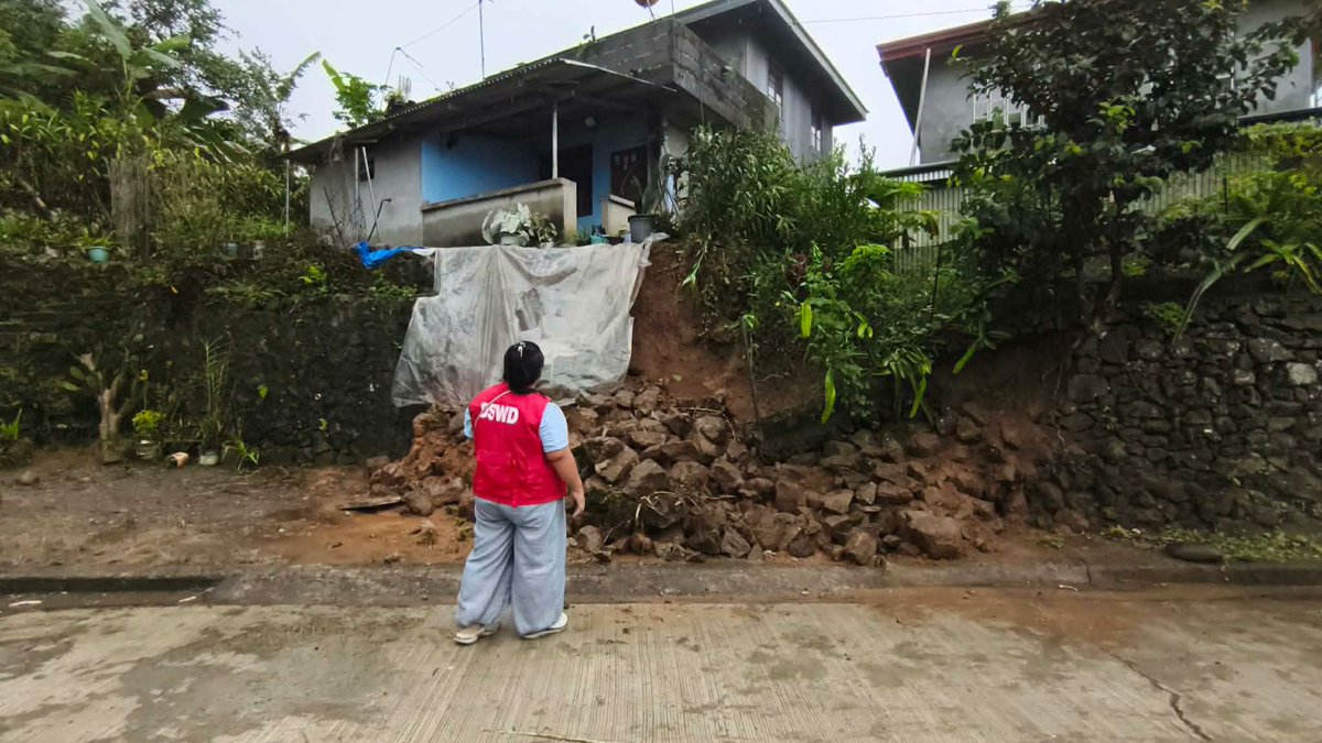 dswdserves's tweet photo. DISASTER RESPONSE UPDATE: Dahil sa tuluy-tuloy na pag-ulan ng pinagsamang epekto ng Habagat, Tropical Cyclones #LuisPH at #MaymayPH, agad na naghatid ang DSWD Field Office (FO) Cordillera Administrative Region (CAR) ng walong family food packs (FFPs) at hygiene kits sa dalawang pamilyang binubuo ng 13 indibidwal sa Barangay Dacudac, Tadian, Mountain Province ngayong Biyernes (Agosto 7).
Alinsunod sa direktiba ni Pangulong Ferdinand R. Marcos Jr. na tiyakin ang maagap na pag-abot ng tulong sa mga komunidad na apektado ng kalamidad, nananatiling nasa Red Alert Status ang DSWD FO-CAR habang mahigpit na mino-monitor ang sitwasyon sa rehiyon at nakaantabay ang mga Quick Response Teams (QRTs) para makapagbigay ng angkop na suporta sa mga nangangailangang pamilya. (KT)
@rex_gatchalian
#BawatBuhayMahalagaSaDSWD❤️