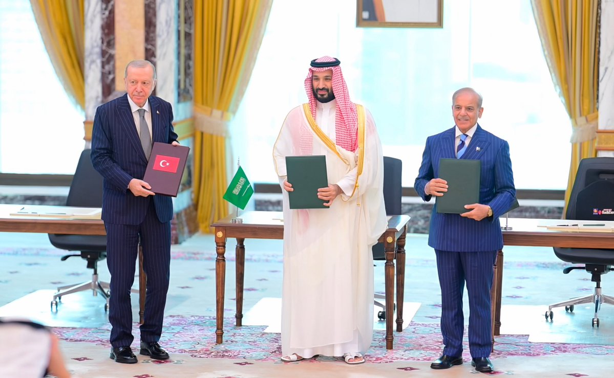 PakPMO's tweet photo. Prime Minister of Islamic Republic of Pakistan H.E Muhammad Shehbaz Sharif, His Royal Highness Prince Mohammed bin Salman bin Abdulaziz Al Saud, Crown Prince and Prime Minister of Saudi Arabia, H.E. Mr. Recep Tayyip Erdoğan, President of the Republic of Türkiye signed the Makkah Joint Defence Agreement. Makkah, 7 August 2026.
#MakkahDefenceAgreement
#PakistanSaudiTürkiye