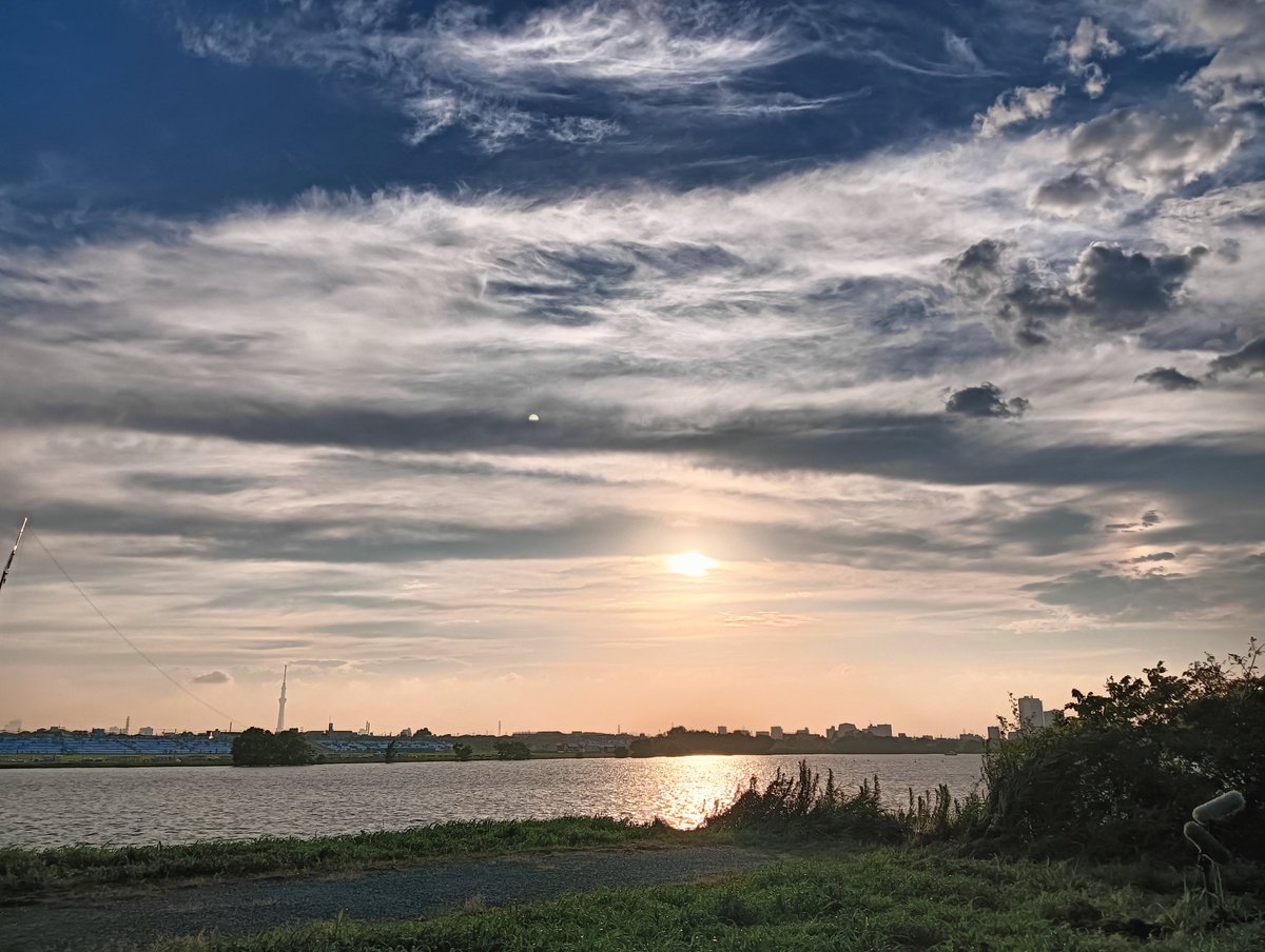 Mi_1266's tweet photo. 過去の綺麗な夕焼けの写真まとめ
#夕焼け #空 #空写真 #写真 #風景 https://t.co/Mpt1fSJkxS