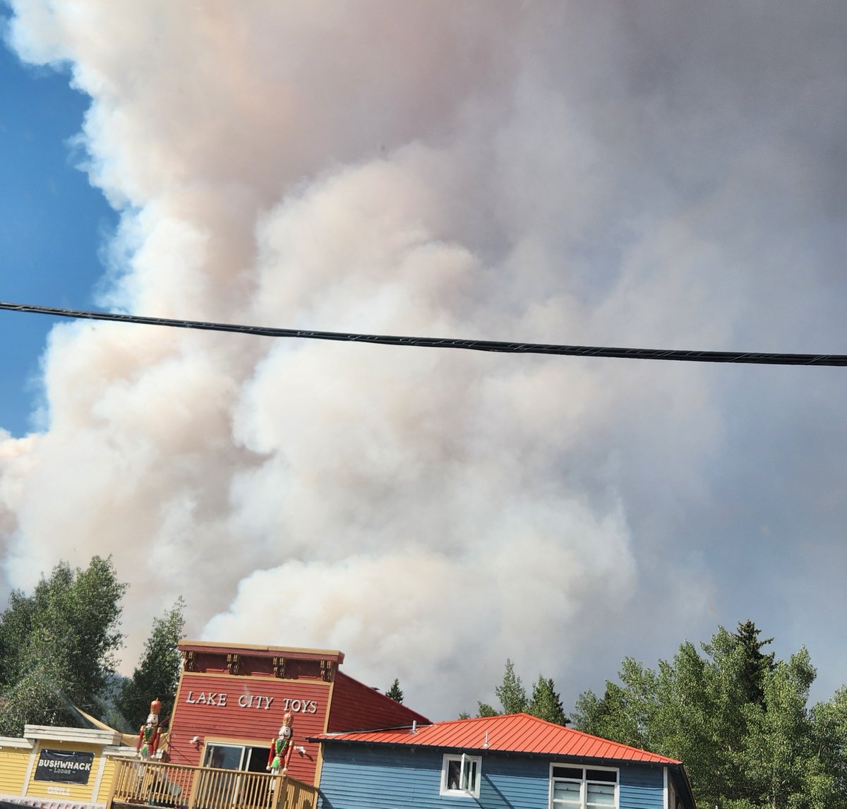 Letters4theLord's tweet photo. Strong winds yesterday caused #ElkFire near #LakeCity #Colorado to expand & blow huge clouds of smoke. So far the town is safe. https://t.co/r8LbniaOoo