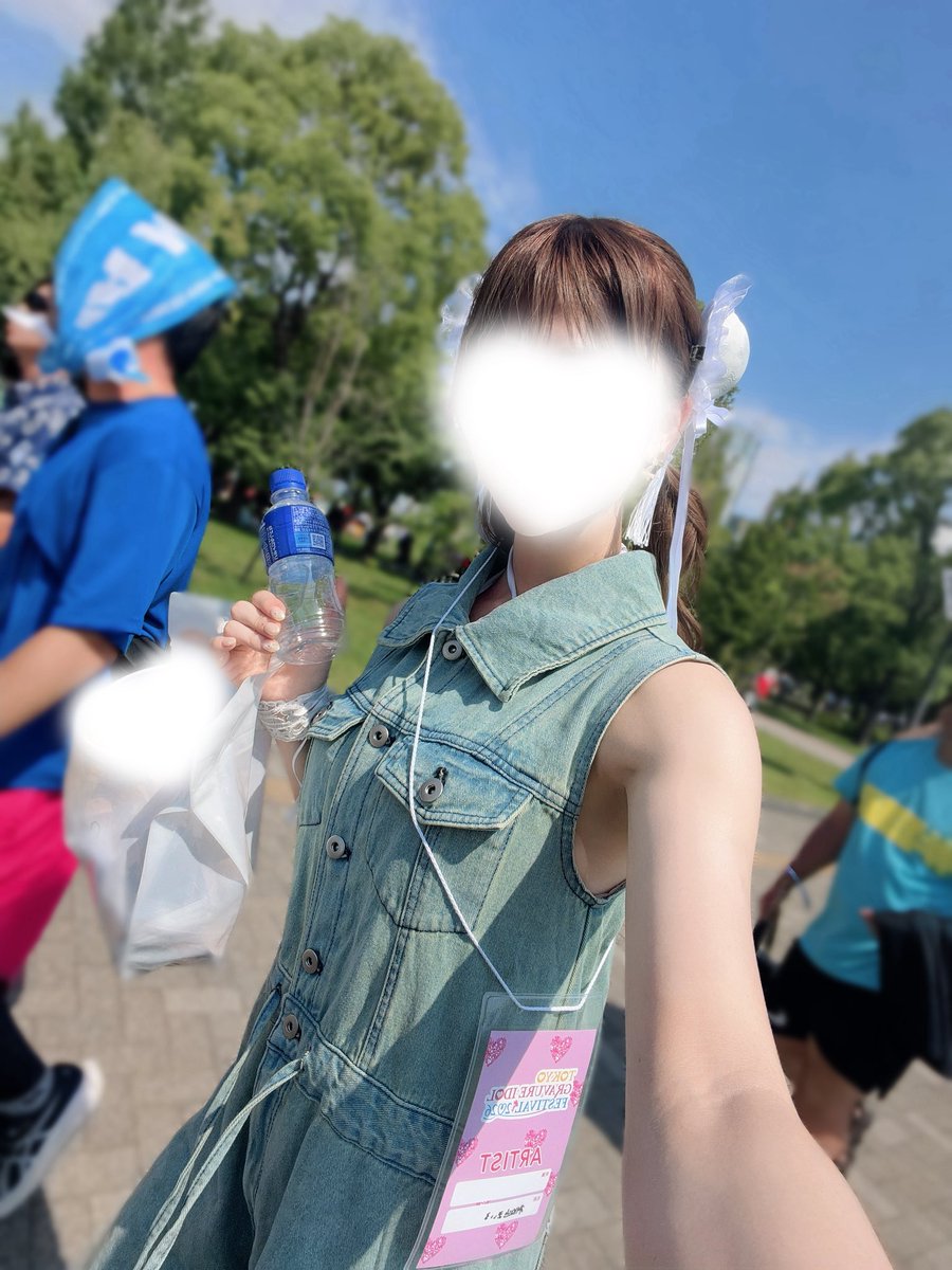 s_mile_n's tweet photo. TGIF オブ・ザ・イヤー受賞しました🌟会いに来てくれた方も、遠隔で応援してくれた方も本当にありがとうーーー！

初めての水着イベントとっても楽しかった！

ちなみに移動中は上下隠し必須でした（あたりまえ） https://t.co/hWiLc0S9Db